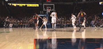 😏丝毫不惧！亚历山大面对掘金多人围剿对抗上篮造布劳恩犯规