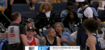 情绪很Down😑浓眉与球迷有点口角 被裁判&保安拦住垂头丧气离场