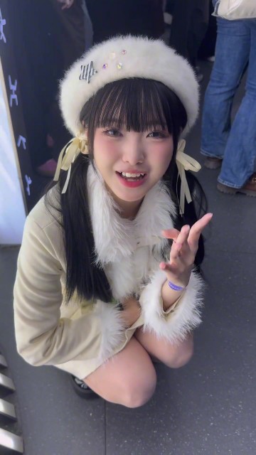 谁让你是百变少女呢~周敢敢吐槽：在场外逛了10分钟 没有一个人认出我