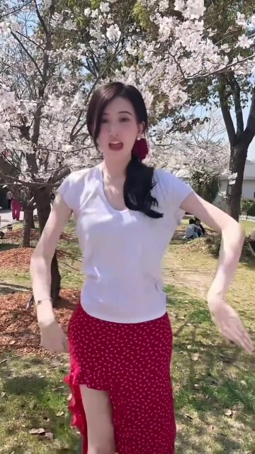 无畏契约主持唯嘉分享舞蹈视频：樱花树下甜一下🌸