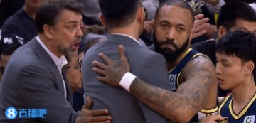 击碎不和流言😲杜锋赛前和吉伦沃特拥抱 面授机宜