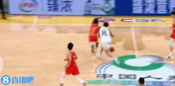 刘铮反击中无意踩到了裁判的脚 有点扭伤&下场休息了