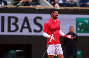 德约首秀以新面貌开启25冠冲冠之旅，梅总决胜盘遭逆转不敌大男仆