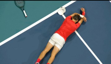 力克德约夺生涯首冠!19岁门希克取胜后趴在地上