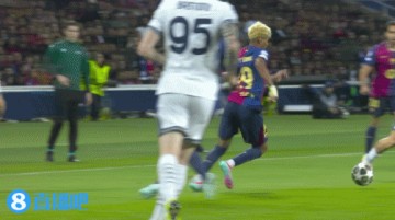 疼!亚马尔对抗中滑倒,被迪马尔科踩到手