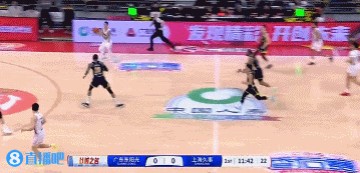 先声夺人！刘铮中投得手后洛夫顿轰进追身三分 上海开场先拿5分